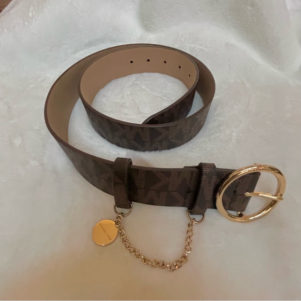 ✅ NEW “Michael Kors” Women's Buckle Logo Charm with Charm Chain